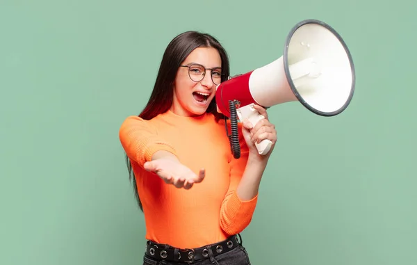 Junges Hübsches Teenager Mädchen Schockierter Oder Überraschter Ausdruck Megafon Konzept — Stockfoto