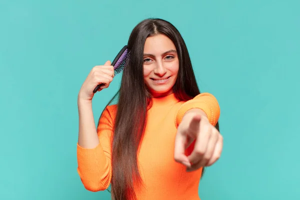Junges Hübsches Teenager Mädchen Zeigende Geste Haarbürstenkonzept — Stockfoto
