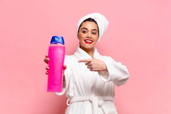 Fiatal Csinos Spanyol Boldog Meglepett Arckifejezés Zuhanytermékek Koncepciója — Stock Fotó