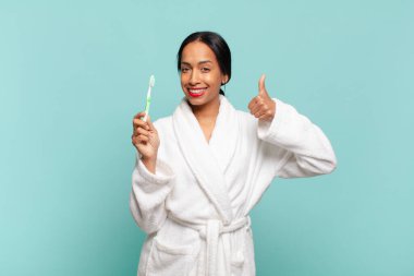 Amerikalı güzel bir kadın. Mutlu ve şaşırmış bir ifade. diş fırçası kavramı