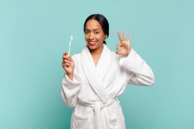 Amerikalı güzel bir kadın. Mutlu ve şaşırmış bir ifade. diş fırçası kavramı