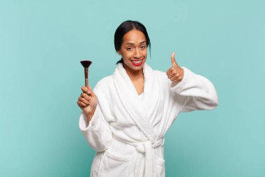 Amerikalı güzel bir kadın. Mutlu ve şaşırmış bir ifade. makyaj konsepti