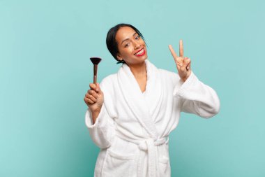 Amerikalı güzel bir kadın. Zaferi kutluyoruz. Barışma konsepti gibi.