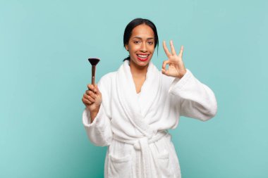 Amerikalı güzel bir kadın. Mutlu ve şaşırmış bir ifade. makyaj konsepti