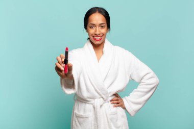 Amerikalı güzel bir kadın. Mutlu ve şaşırmış bir ifade. makyaj konsepti