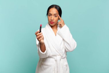 Makyaj yapmayı düşünen Amerikalı güzel bir kadın.