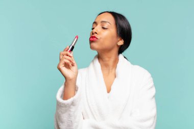 Amerikalı güzel bir kadın. Gururlu bir ifade.