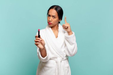 Amerikalı güzel bir kadın. Gururlu bir ifade.