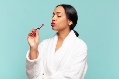 Amerikalı güzel bir kadın. Gururlu bir ifade.