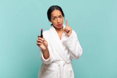 Amerikalı güzel bir kadın. Gururlu bir ifade.