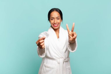 Amerikalı güzel bir kadın. Zaferi kutluyoruz. Barışma konsepti gibi.