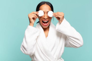 Amerikalı güzel bir kadın. Şaşırmış veya şaşırmış ifade konsepti