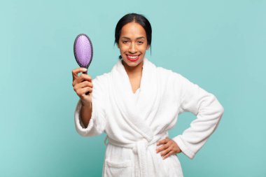 Amerikalı güzel bir kadın. Mutlu ve şaşırmış ifade saç fırçası konsepti.