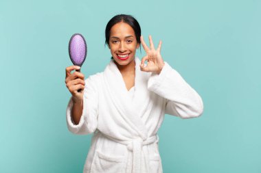 Amerikalı güzel bir kadın. Mutlu ve şaşırmış ifade saç fırçası konsepti.