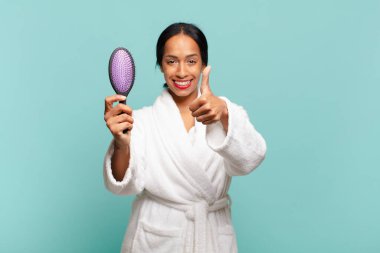 Amerikalı güzel bir kadın. Mutlu ve şaşırmış ifade saç fırçası konsepti.