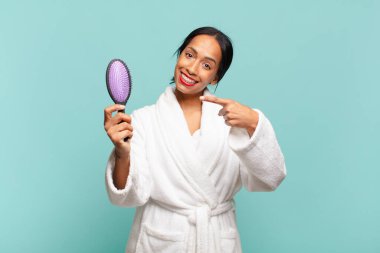 Amerikalı güzel bir kadın. İşaret işareti. saç fırçası konsepti saç fırçası kavramı