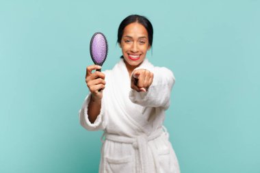 Amerikalı güzel bir kadın. İşaret işareti. saç fırçası konsepti saç fırçası kavramı