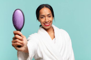 Amerikalı güzel bir kadın. Mutlu ve şaşırmış ifade saç fırçası konsepti.