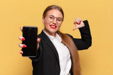 Genç güzel kadın gururlu ifade akıllı telefon konsepti