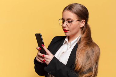 Genç, güzel bir kadın kafası karışık, akıllı telefon konsepti