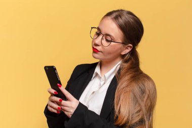 Genç, güzel bir kadın kafası karışık, akıllı telefon konsepti