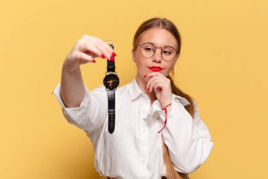 Genç, güzel bir kadın düşünüyor ya da kafası karışık