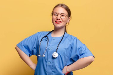 Genç ve güzel bir kadın gururlu hemşire konsepti