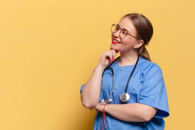 Genç ve güzel bir kadın. Düşünen ya da şüphe duyan hemşire konsepti