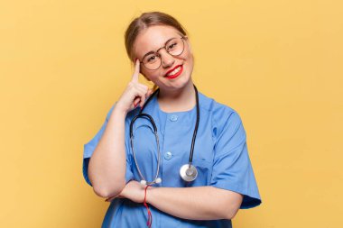 Genç ve güzel bir kadın. Düşünen ya da şüphe duyan hemşire konsepti