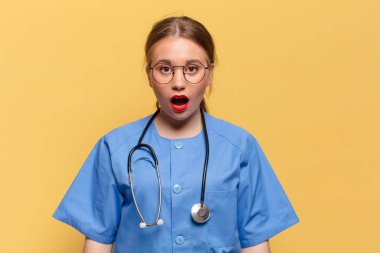 Genç ve güzel bir kadın. Şaşırmış ya da şaşırmış ifade hemşiresi