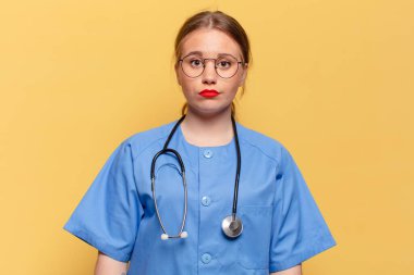 Genç ve güzel bir kadının kafası karışık hemşire konsepti