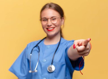 Genç ve güzel bir kadın. puanlı jest hemşire konsepti