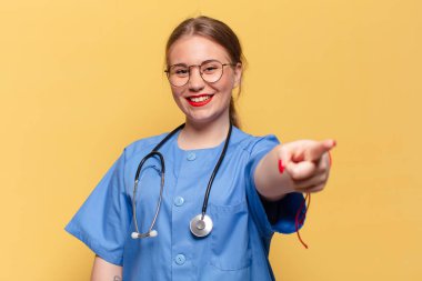 Genç ve güzel bir kadın. puanlı jest hemşire konsepti