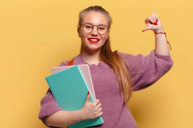 Genç ve güzel bir kadının gururlu ifadesi. öğrenci konsepti