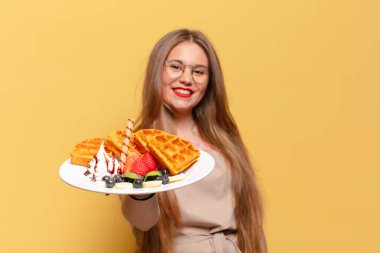 Genç ve güzel bir kadın. Mutlu ve şaşırmış ifade fırıncı kavramı