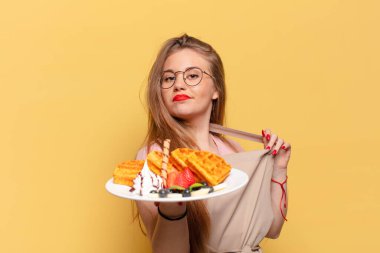 Genç ve güzel bir kadın gururlu bir fırıncı konsepti