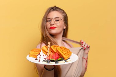 Genç ve güzel bir kadın gururlu bir fırıncı konsepti