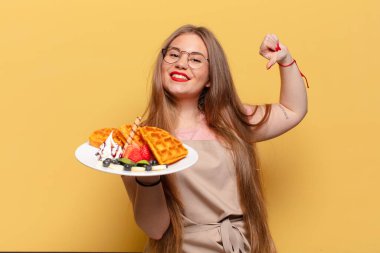 Genç ve güzel bir kadın gururlu bir fırıncı konsepti