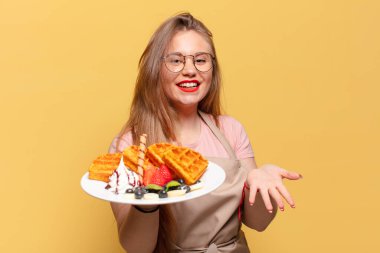 Genç ve güzel bir kadın. Mutlu ve şaşırmış ifade fırıncı kavramı