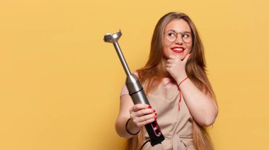 Genç ve güzel bir kadın. Düşünen ya da şüphe duyan fırıncı karıştırıcı konsepti