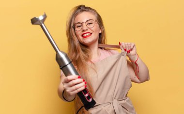 Genç, güzel bir kadın kendini beğenmiş fırıncı blender konsepti