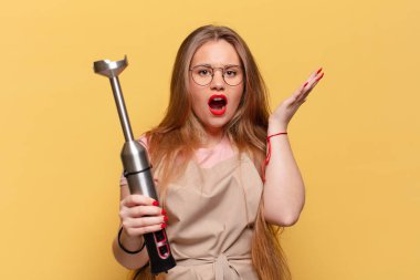 Genç, güzel kadın fırıncı blender konsepti