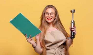 Genç ve güzel bir kadın. Mutlu ve şaşırmış ifade fırıncı karıştırıcı konsepti