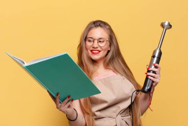 Genç ve güzel bir kadın. Mutlu ve şaşırmış ifade fırıncı karıştırıcı konsepti