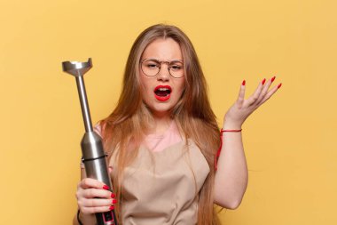 Genç ve güzel bir kadının kafası karışık fırıncı blender konsepti