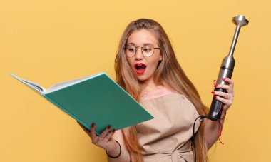 Genç ve güzel bir kadın. şok veya şaşırmış ifade fırıncısı karıştırıcı konsepti