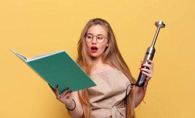 Genç ve güzel bir kadın. şok veya şaşırmış ifade fırıncısı karıştırıcı konsepti