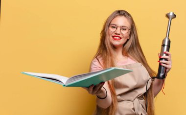 Genç ve güzel bir kadın. Mutlu ve şaşırmış ifade fırıncı karıştırıcı konsepti