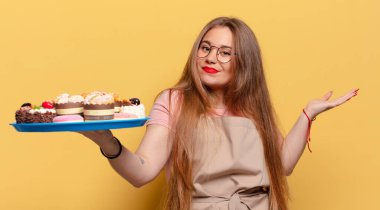 Genç ve güzel bir kadın fırıncıyı keklerle karıştırmış.