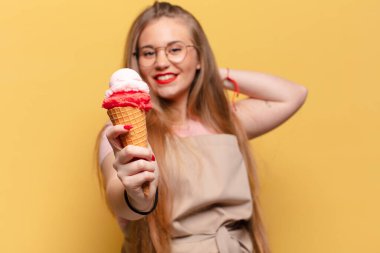 Genç ve güzel bir kadın. Mutlu ve şaşırmış ifade dondurma konsepti